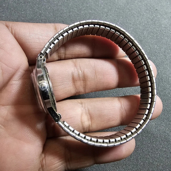 Pulsar By Seiko Ladies Quartz Watch Silver Tone Working V811-0970 shows signs of - Picture 9 of 10